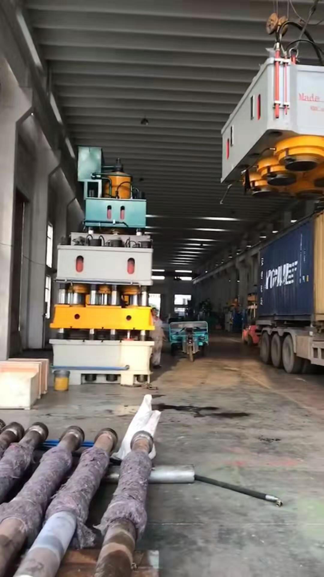 四柱液压机