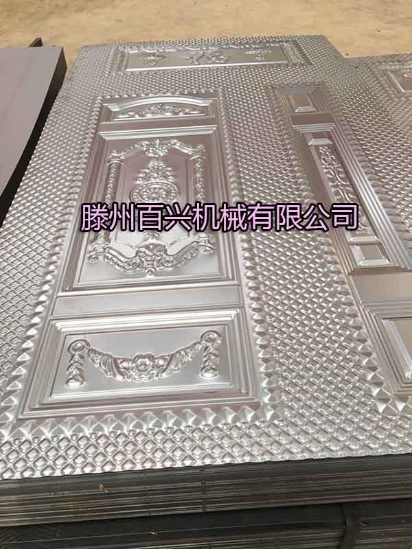 所压好的门板
