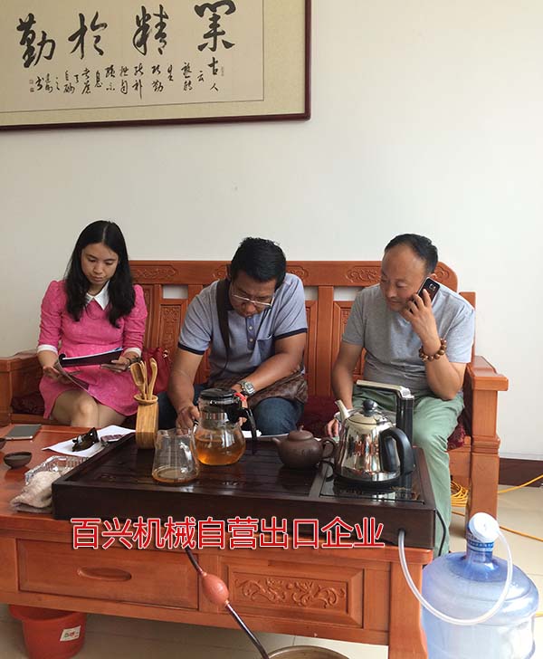 与泰国客户洽谈中