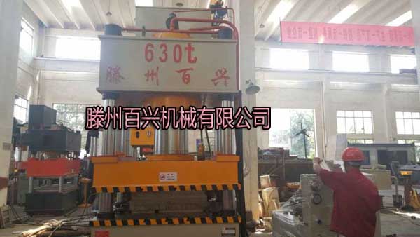 630吨下封门板压花机实物图