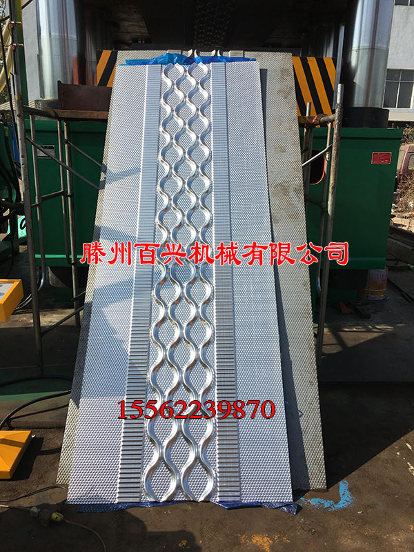 百兴10000吨门板压花机实景拍摄