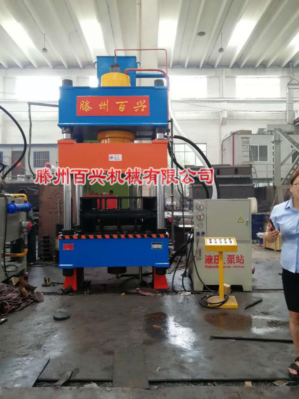 滕州百兴315吨小推车车斗成型液压机正面图