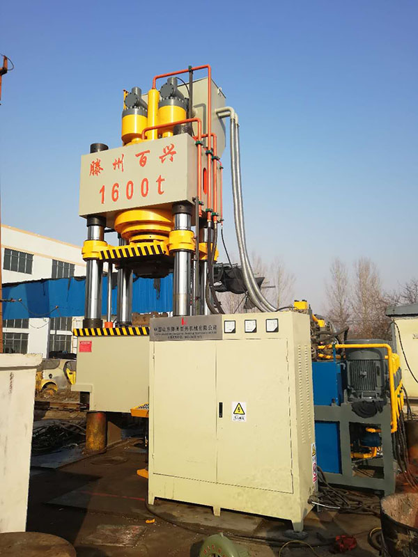 百兴1600吨四柱液压机侧面实拍